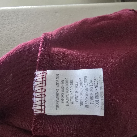 Maroon “California Love” tee, size M, soft & comfy. - Picture 3 of 4